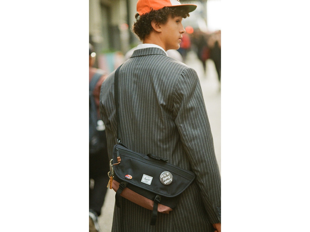 Сумка-мессенджер Herschel Cove из переработанного материала 22,5 л - сплошной черный