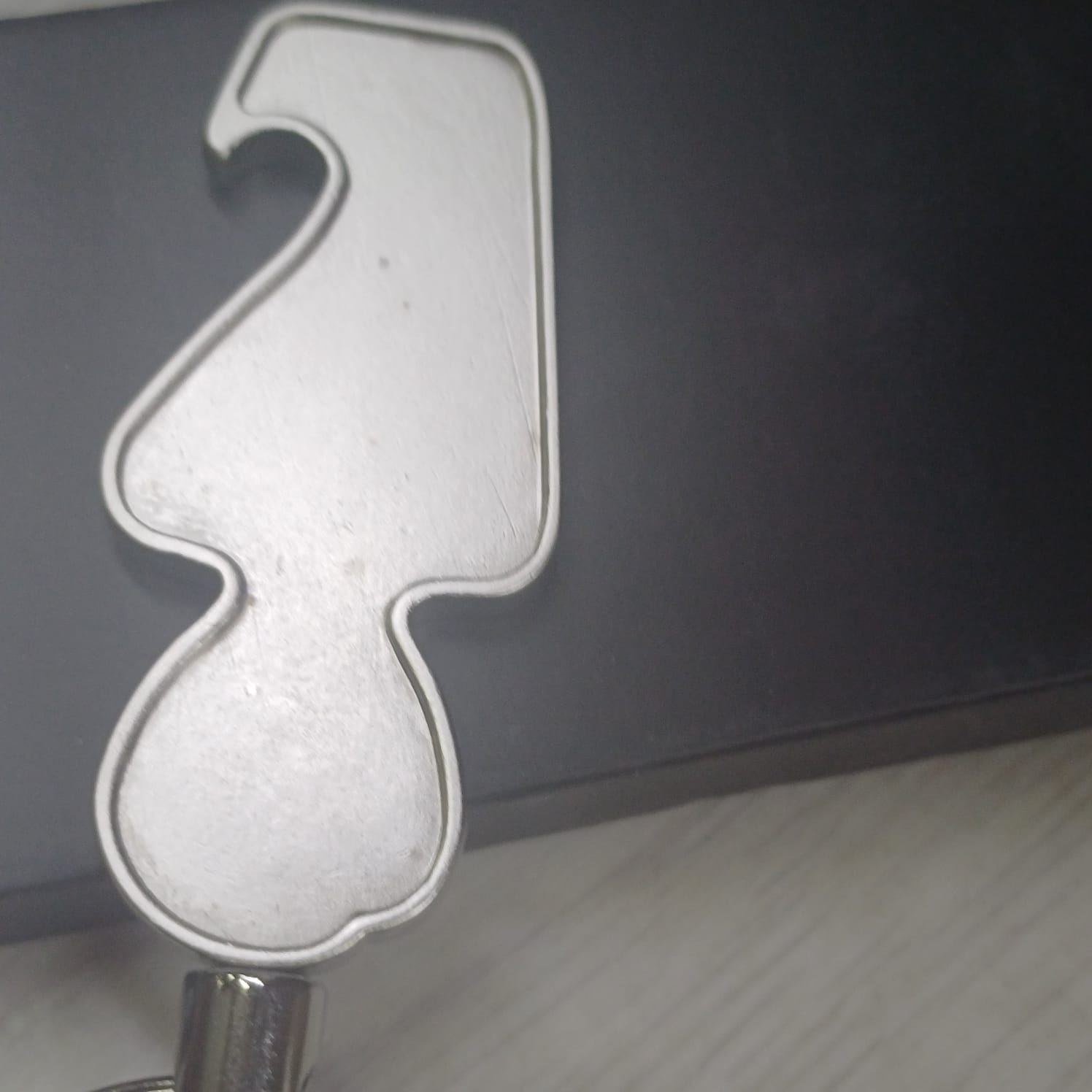 Брелок с функцией открывалки с возможностью изготовления индивидуального дизайна по заказу клиента, серебристый Брелок с функцией открывалки с возможностью изготовления индивидуального дизайна по заказу клиента, серебристый