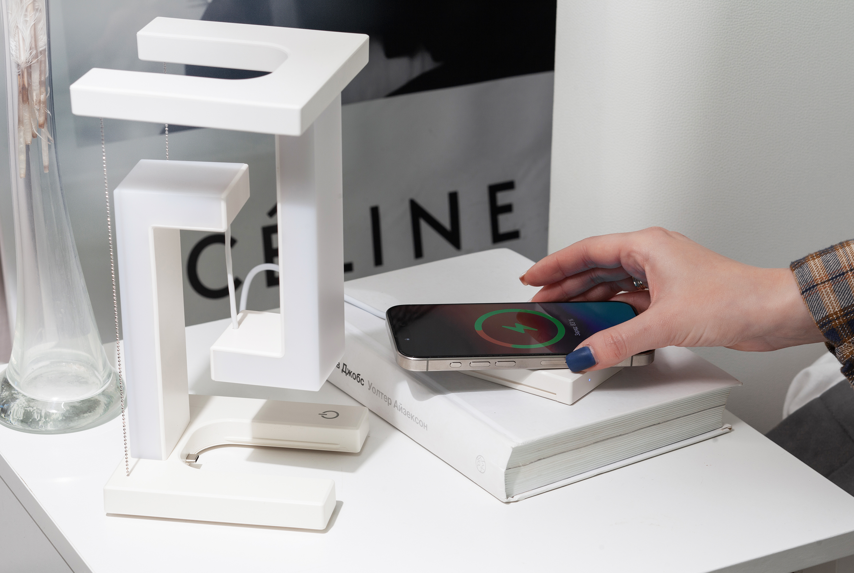 Левитирующая настольная лампа "Twin" с функцией беспроводной зарядки Левитирующая настольная лампа "Twin" с функцией беспроводной зарядки