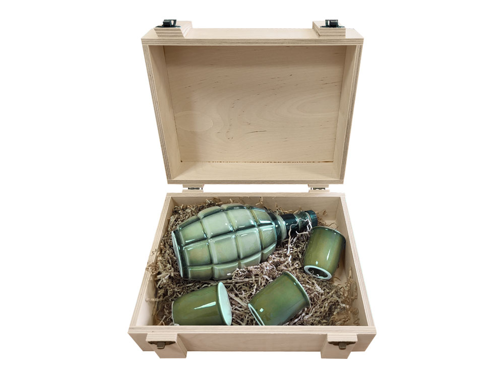 Подарочный набор С Днем Победы: штоф Граната-лимонка 500мл, 3 стопки