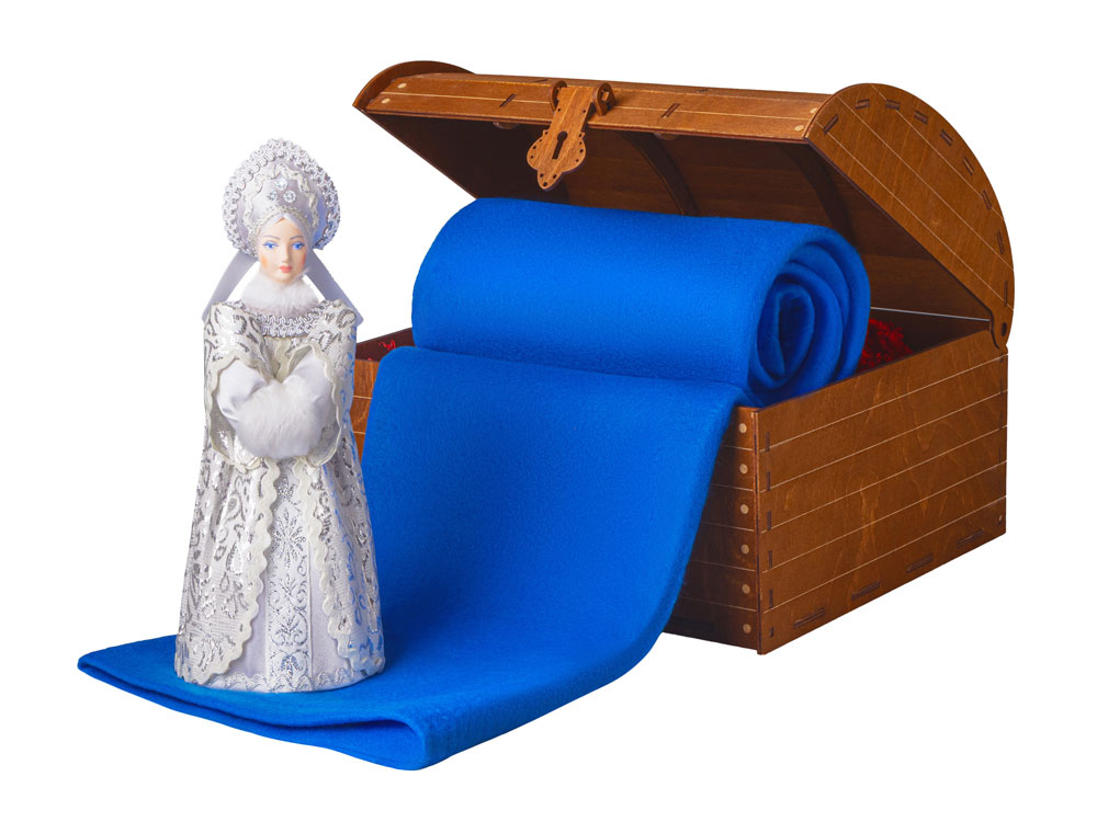 Подарочный набор: кукла фарфоровая, плед флисовый, синий