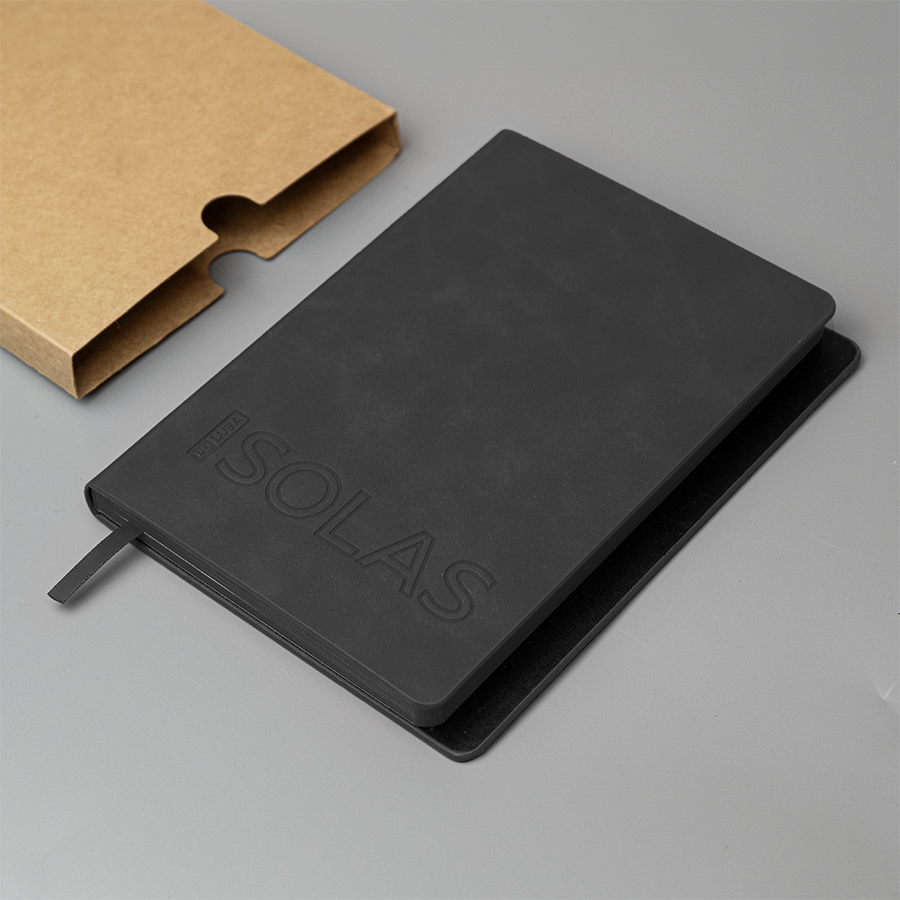 Ежедневник недатированный Solas, формат А5, с магнитом черный, кремовый блок в линейку