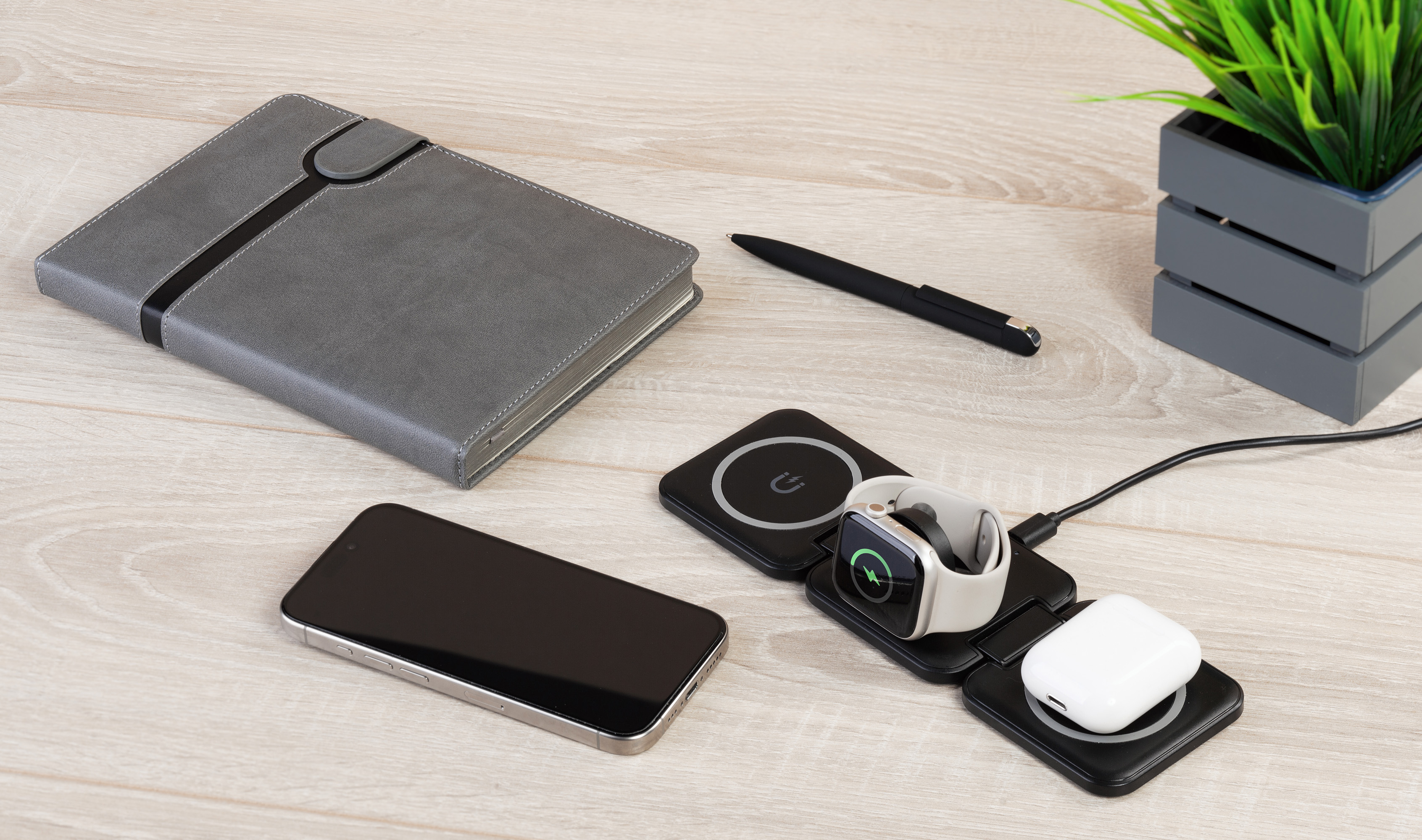 Складная беспроводная (15W) зарядная станция "Flip" с MagSafe Складная беспроводная (15W) зарядная станция "Flip" с MagSafe