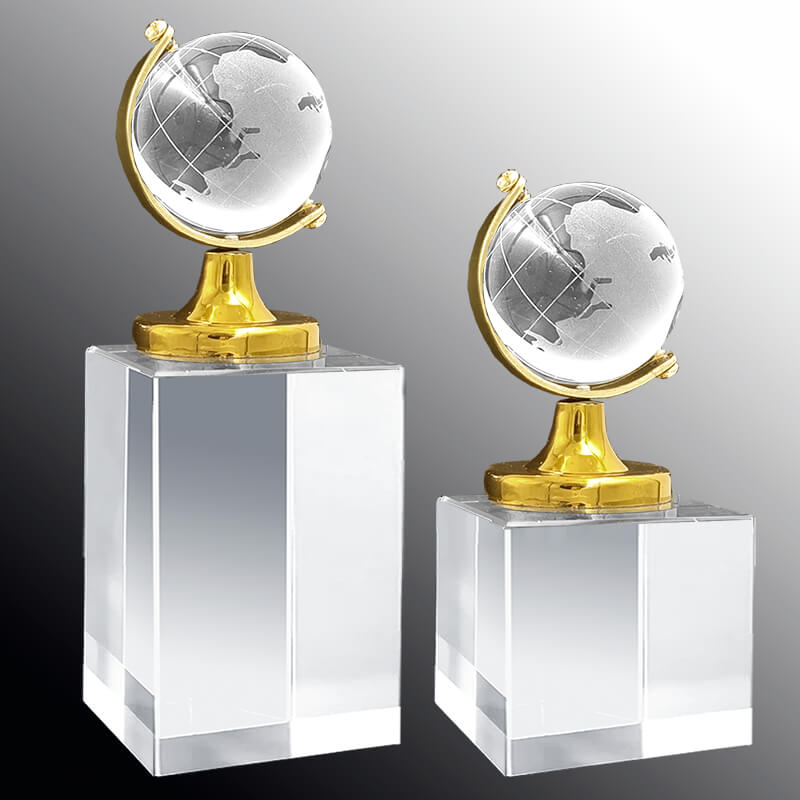 Награда из стекла глобус