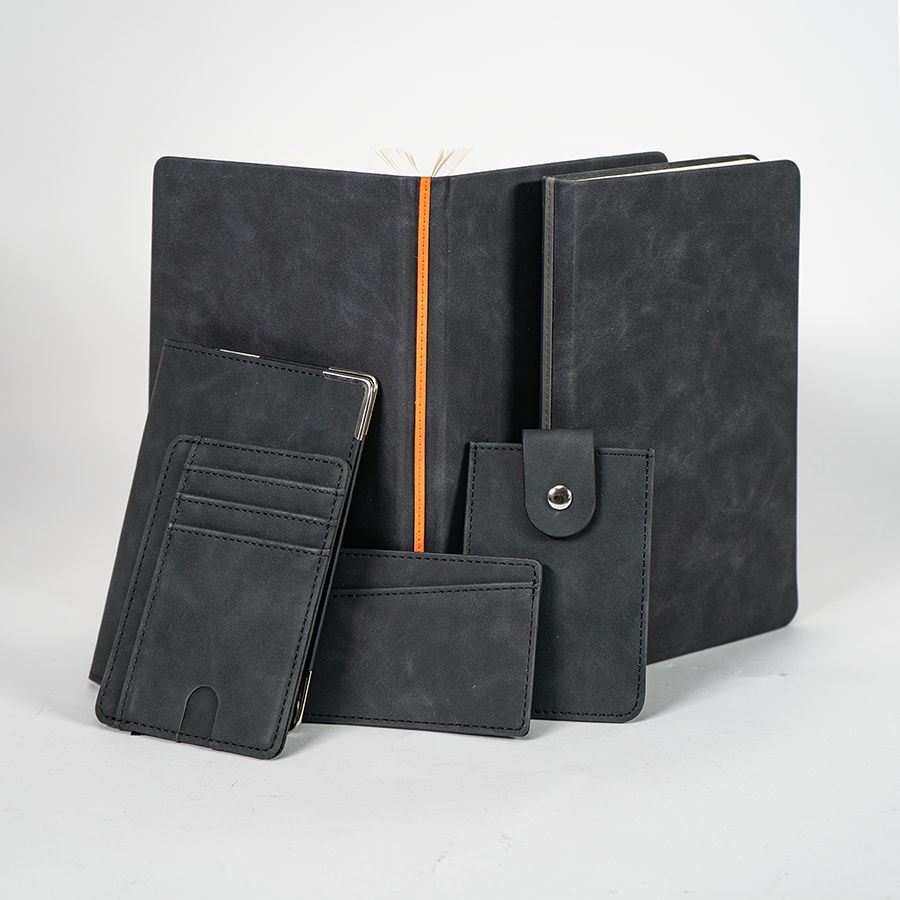 Ежедневник недатированный Muse, черный, формат А5, с оранжевой декоративной полосой, блок в линейку