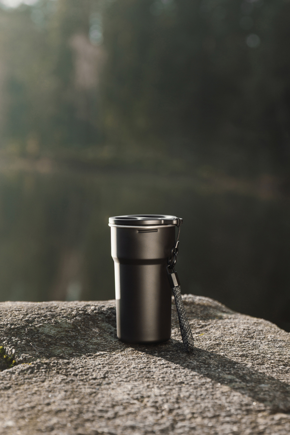 Термокружка VINGA Parks в комплекте с 4 кружками из нержавеющей стали