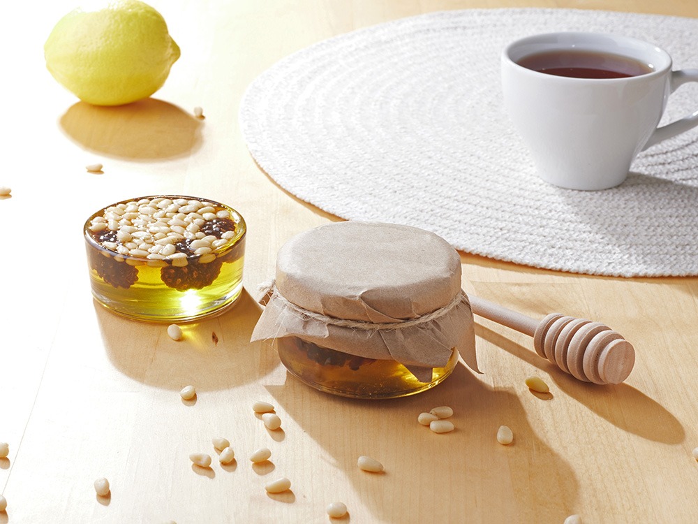 Мед с сосновой шишкой и кедровым орехом 120 гр.